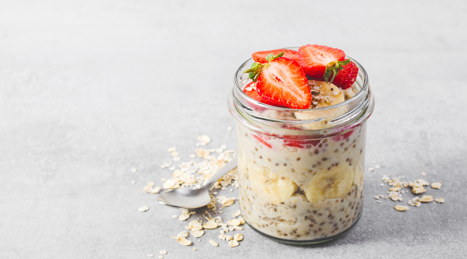 Overnight porridge aux graines de chia et à la fraise avec la boisson végétale SOVI Image
